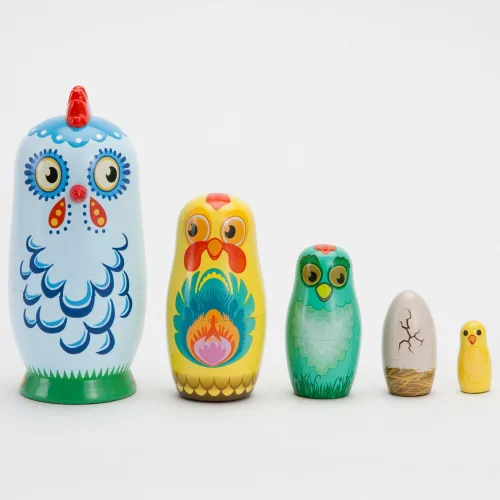 Vista 3 de Bits and Pieces - "Hazel & Friends Nesting Chickens - Muñecas anidables de madera pintadas a mano - Matryoshka - Juego de 5 muñecas de 5-1/2" de alto