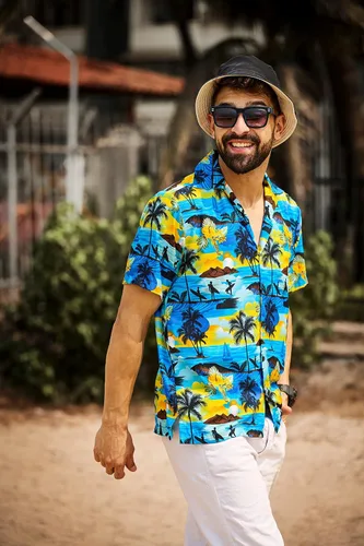 Vista 4 de Camisa con estampado hawaiano para hombre, marca Alvish.