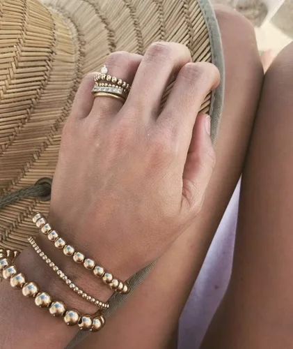 Vista 3 de ARATLENCH Pulsera de cuentas de oro para mujer, chapada en oro de 14 quilates, pulsera de cuentas de bola de cuerda elástica, pulsera de la amistad