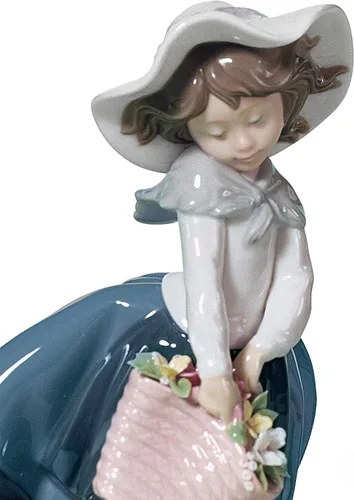 Vista 3 de LLADRÓ Figura de porcelana brillante Pretty Pickings of a Girl. Figura decorativa de porcelana de una niña con flores.
