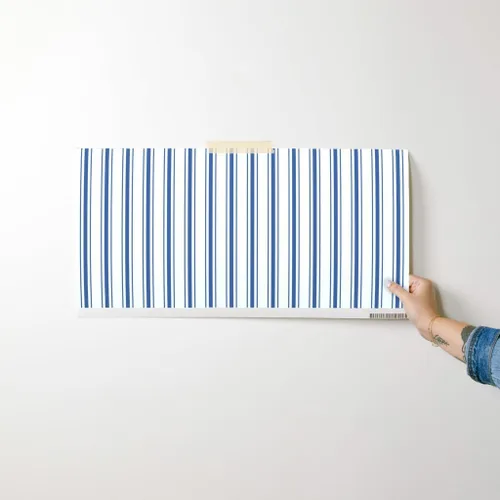 Vista 7 de Muestra de papel tapiz extraíble, diseño de rayas francesas con patrón de rayas azul oscuro, blanco, papel pintado prepegado personalizado por
