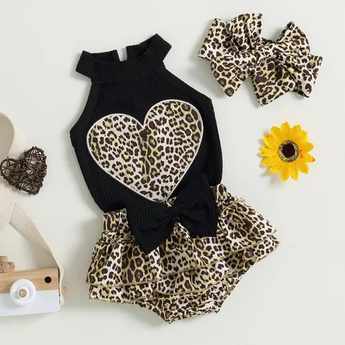 Vista 2 de Conjunto de ropa de verano para bebé recién nacida, sin mangas, con estampado de amor, volantes, pantalones cortos de leopardo, 3 piezas, diadema