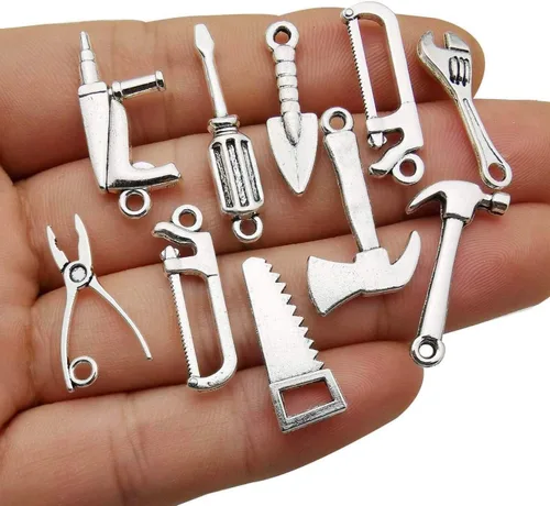 Vista 3 de 50 piezas de encantos estilo herramienta de plata antigua DIY encantos de pala, cuchara, martillo, hacha, pinza y alicate para fabricación