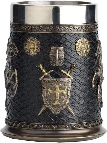 Vista 2 de Veronese Design 5.75 pulgadas 0.5 L Crusader And Saladin Templar Sigil Beer Stein con vaso de acero inoxidable escultura taza estatuilla taza