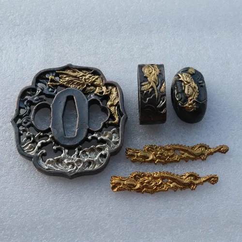 Vista 13 de Espada samurái japonesa Koshirae-Tsuba Fuchi Kashira Menuki Cobre chapado en oro
