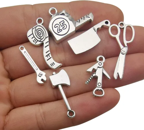Vista 2 de 50 piezas de encantos estilo herramienta de plata antigua DIY encantos de pala, cuchara, martillo, hacha, pinza y alicate para fabricación