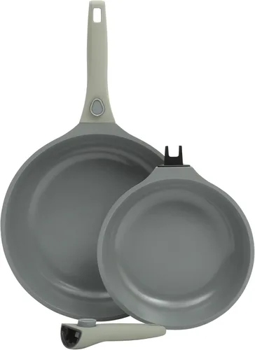 Vista 10 de Sur La Table Kitchen Essentials Craft Studio - Juego de sartenes de freír de aluminio fundido con mango desmontable de 8 y 10 pulgadas con cerámica