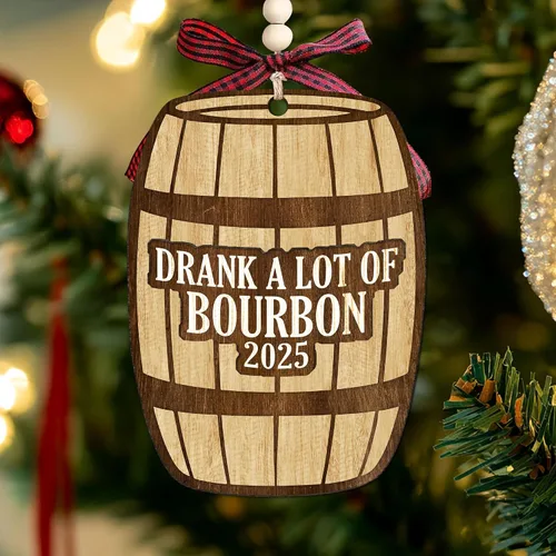 Vista 3 de Adorno de bourbon – Regalos de bourbon para hombres, mujeres, amantes del vino – Adornos de vino para árbol de Navidad – Adorno de Navidad de madera