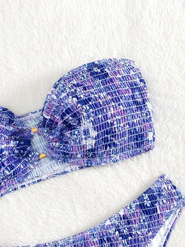 Vista 3 de WDIRARA Conjunto de bikini bandeau sin tirantes con estampado floral para mujer, traje de baño de 2 piezas con anillo