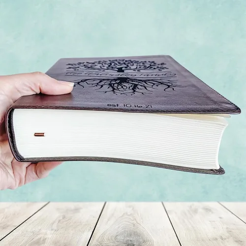 Vista 5 de Biblia de diario ESV con nombre de familia personalizado, ilustración de árbol con apellido personalizado y fecha incluidos en el diseño