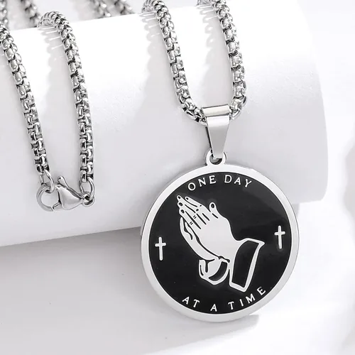 Vista 2 de Yaumatea Collar de oración de serenidad con manos en oración, colgante de moneda para hombres y mujeres, señores, oración, versículo bíblico