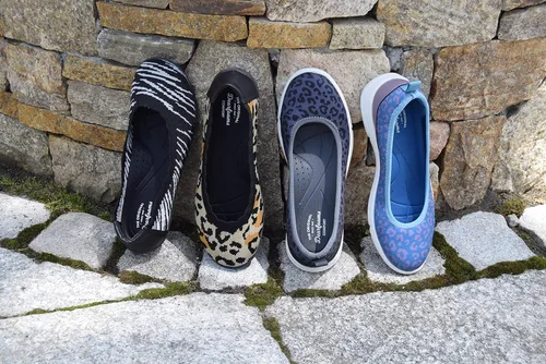 Vista 5 de Dearfoams Zapatos planos de ballet Mia para mujer, originales, cómodos, ligeros y sin cordones