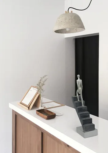 Vista 5 de Vaudagio Decoración moderna de escritorio 'Top of the Rock' – Escultura abstracta de 11 pulgadas como motivación – Figura moderna de decoración