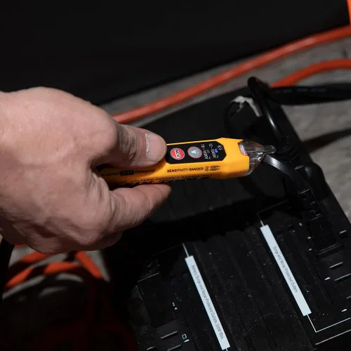 Vista 6 de Klein Tools NCVT3PKIT Kit de prueba eléctrica, probador de voltaje sin contacto de doble rango con linterna, probador de voltaje CA/CC