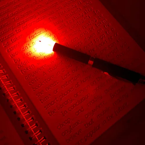 Vista 3 de Penyeah Bolígrafo de punta iluminada, bolígrafo de luz LED para escribir en la oscuridad, funciona con pilas AAA, 2 bolígrafos pesados ajustables
