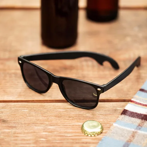 Vista 2 de Foster & Rye Olivine Lense - Abridor de botellas de lentes de sol, regalos para los amantes de la cerveza, negro mate