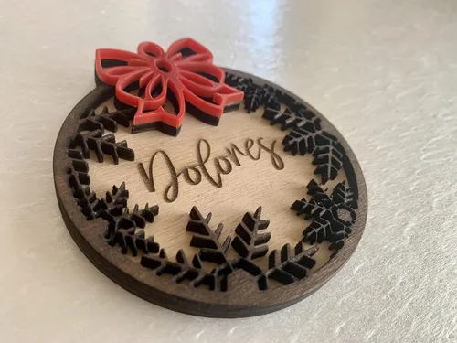 Vista 5 de Adorno de madera de Navidad personalizado con nombre grabado personalizado, adorno de Navidad 2025, decoración de árbol de vacaciones hecho a mano
