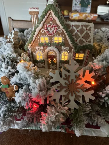 Vista 2 de One Holiday Way Casita de Pan de Jengibre Falsa Iluminada de 8.75 Pulgadas con Temporizador, Acentos de Romero, Bastón de Caramelo y Flores - Figura