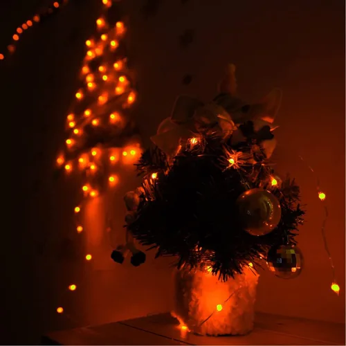 Vista 6 de RUICHEN Guirnalda de luces regulables enchufables de 33 pies, 100 luces LED de alambre plateado con control remoto, color naranja