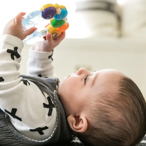 Vista 4 de Baby Einstein Teether-Pillar Rattle and Chill - Juguete para dentición, a partir de 3 meses