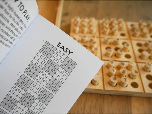 Vista 5 de Project Genius Ecologicals Bamboo Sudoku, rompecabezas ecológicos, rompecabezas de bambú, incluye clavijas numeradas para tablero de juego y folleto