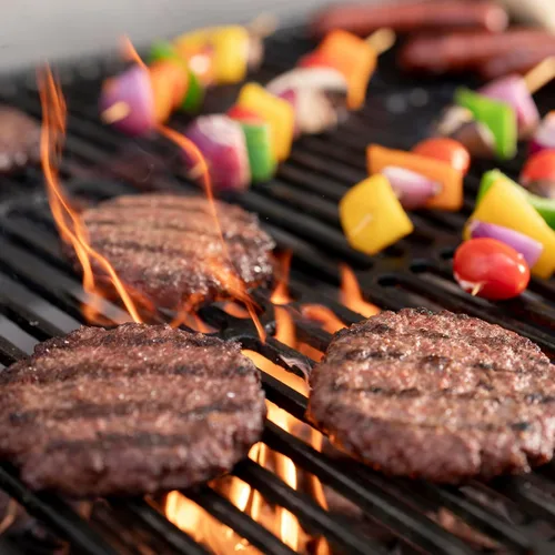 Vista 2 de Char-Griller® Parrilla de barril de carbón Pro Deluxe, bandeja de cenizas EasyDump™, estantes delanteros y laterales de alta calidad con ganchos