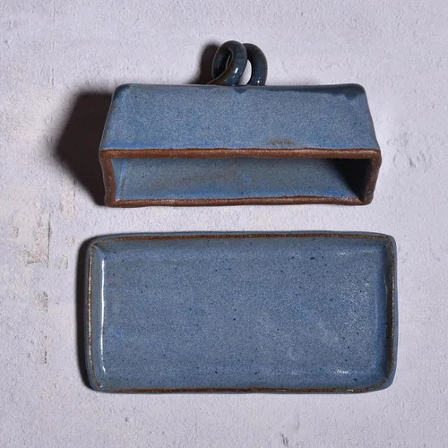 Vista 5 de Mantequillera con tapa de MudWorks Pottery, azul barrington, hecho a mano en los Estados Unidos