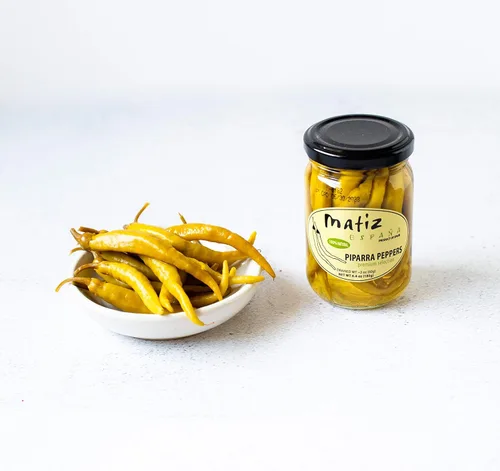 Vista 2 de Matiz Piparras - Pimientos de guindilla vascos, verdes, 6.4 oz Pimientos en escabeche españoles de España