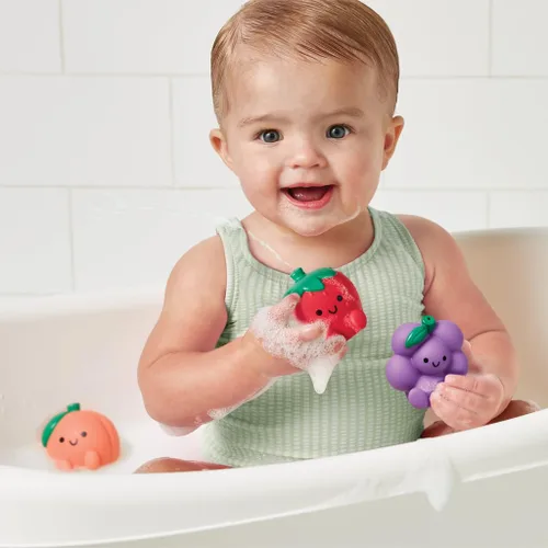 Vista 2 de Itzy Ritzy Juguetes Rociadores de Baño – Juego de 3 Juguetes de Baño Texturizados con Forma de Fruta y 1 Colador Rociador – Itzy Splash Pals
