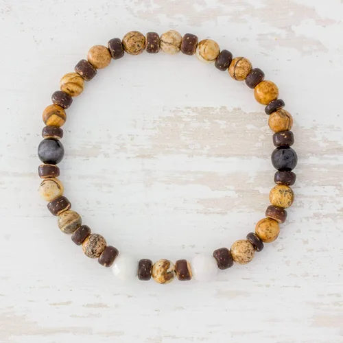 Vista 4 de NOVICA Pulsera elástica hecha a mano con cuentas de jade de jaspe de concha de coco de Guatemala piedra natal verde 6.5 pulgadas de círculo