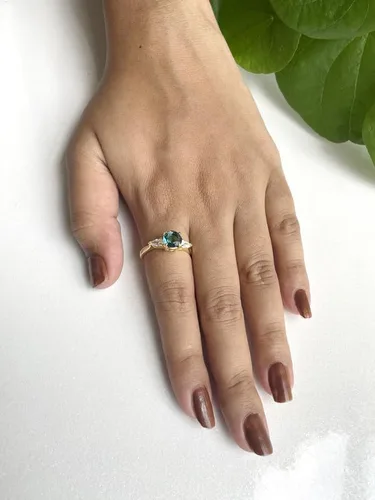 Vista 2 de Anillo de compromiso de 3 piedras con topacio azul Londres y diamante blanco de talla redonda y pera, acabado de oro de 14 quilates, anillo