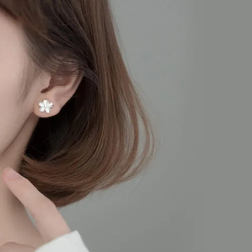 Vista 3 de Reffeer Aretes de tuerca de plata de ley 925 maciza con diseño de flor de plumeria para mujeres y adolescentes