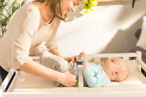 Vista 9 de Naturepedic Cambiador orgánico contorneado - Fácil de limpiar, ligero y portátil - Cómodo cambiador de pañales de bebé impermeable de 2 lados