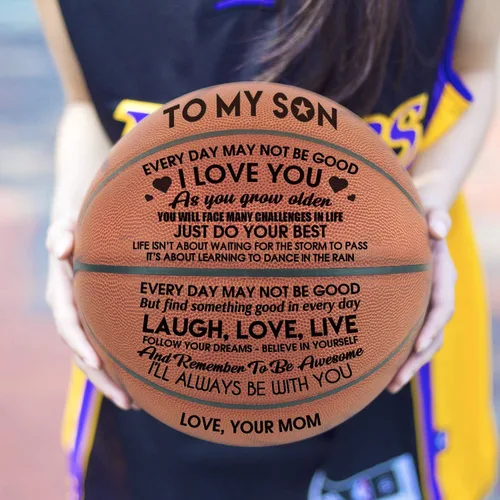 Vista 2 de Mamá y papá a mi hijo regalo baloncesto con palabras impresas en la pelota tamaño oficial siete baloncesto personalizado con bolsa y aguja