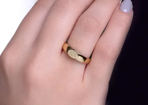 Vista 4 de Elegante caja de joyas Anillo de sello con inicial ovalada para mujer en oro macizo de 9k, 14k y 18k, anillo de sello grabado personalizado, anillo