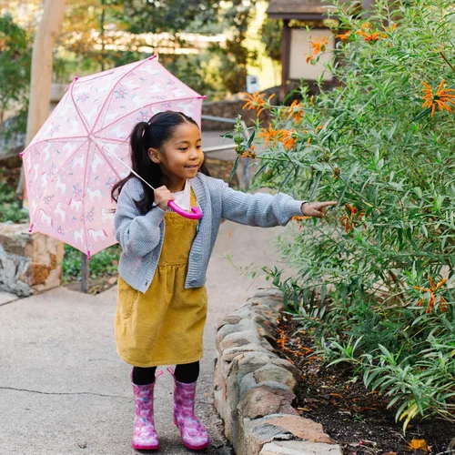 Vista 8 de Paraguas para niños Wildkin Dosel a prueba de lluvia, mango curvo, diseño fácil de colgar