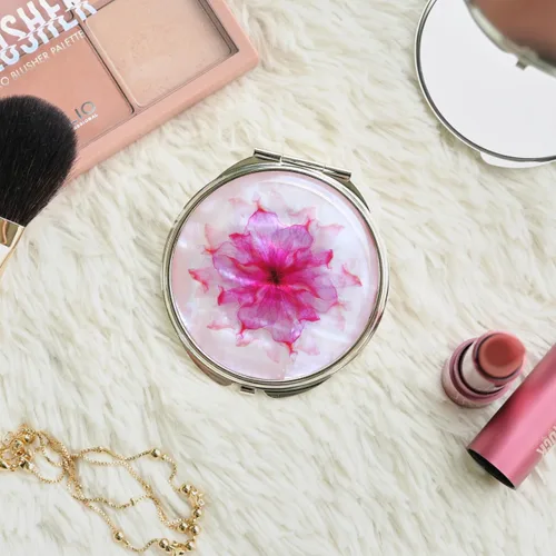 Vista 4 de MADDesign Mother of Pearl Espejo de viaje compacto para maquillaje (pétalos de flores rosa)