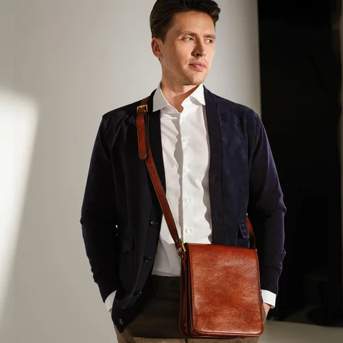 Vista 2 de Time Resistance Bolso bandolera de cuero italiano para hombre, bolso cruzado de cuero de grano completo para hombre, bolso de hombro tamaño tableta