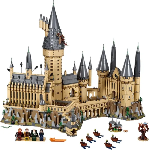 Vista 5 de LEGO Harry Potter Castillo de Hogwarts 71043 Set de Construcción - Kit de Modelo con Minifiguras, Incluye Varita, Barcos y Figura de Araña