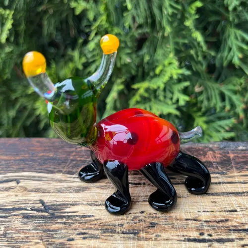 Vista 4 de Figura de mariquita de cristal rojo – Miniatura soplada a mano estilo Murano – Adorno coleccionable de mariquita para estante o escritorio