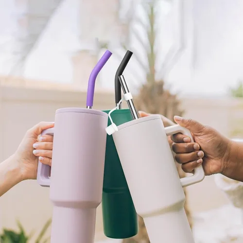 Vista 3 de Pajitas de metal con puntas de silicona para vaso Stanley de 30 onzas, popotes reutilizables de acero inoxidable con cubierta para popote para vaso