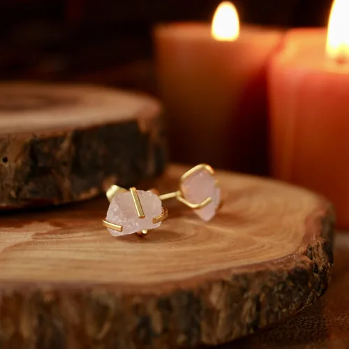 Vista 2 de TheGlamHarbor - Aretes de piedra preciosa cruda, hechos a mano, chapados en oro de 18 quilates, joyería de cristal hipoalergénico (cuarzo rosa)