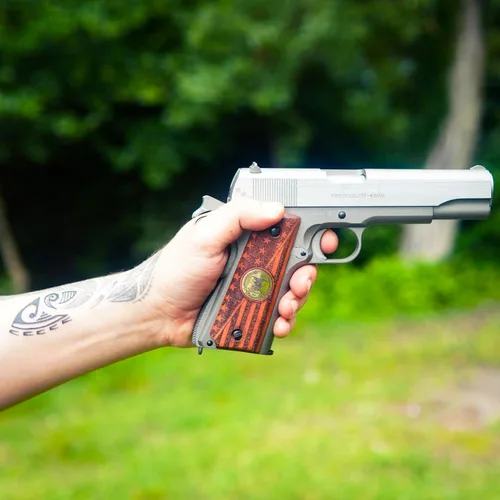 Vista 6 de URAY 1911 Tamaño completo 45 Trump Medallón y Puños de bandera – Empuñaduras híbridas de alta calidad CNC/hechas a mano para Colt, Kimber, Tauro