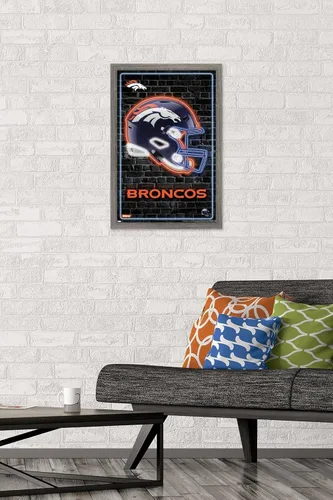 Vista 2 de NFL Denver Broncos - Póster de pared con casco neón, 22.4 pulgadas de largo x 14.7 pulgadas de ancho, versión enmarcada de madera de granero