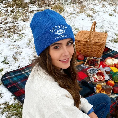 Vista 6 de Gorro clásico bordado de fútbol vintage, sombrero de moda con puños para invierno, con guantes cálidos, regalos para hombres y mujeres fanáticos
