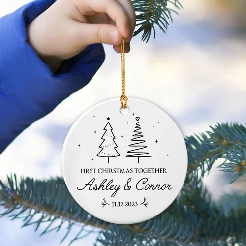 Vista 2 de Adorno de nuestra primera Navidad juntos, adorno de cerámica de Navidad personalizado para parejas, 1ª Navidad juntos, adorno de compromiso