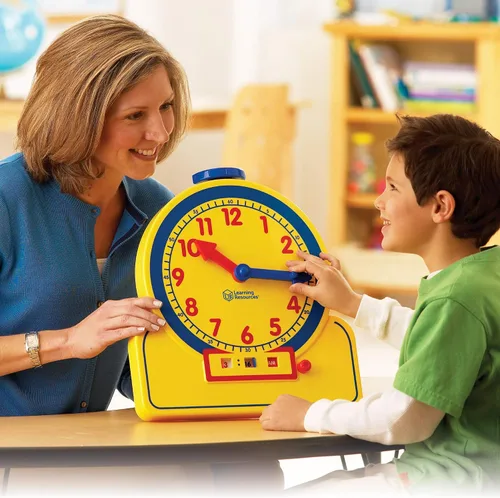 Vista 2 de Learning Resources Reloj de aprendizaje de 12 horas para maestros en horario primario Teaching Clocks for Kids, Classroom Digital Clock, Math