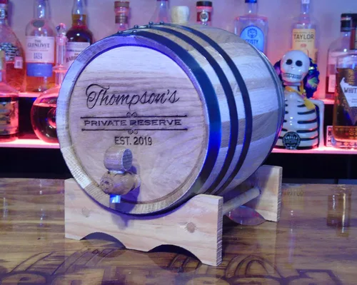 Vista 2 de Barriles de madera grabados de roble blanco americano prémium (1 litro) – Barriles de madera para envejecer tu propio whisky, bourbon, vino