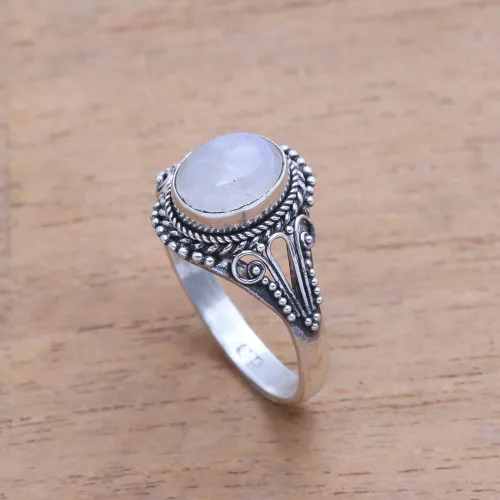 Vista 4 de NOVICA Anillo de plata de ley 925 con piedra lunar arcoíris, Plata de ley, piedra de luna Sin gemas.