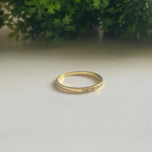 Vista 4 de Anillo de boda alternativo de granate y diamante blanco para mujer, anillo de aniversario de media eternidad con acabado de oro de 14 quilates